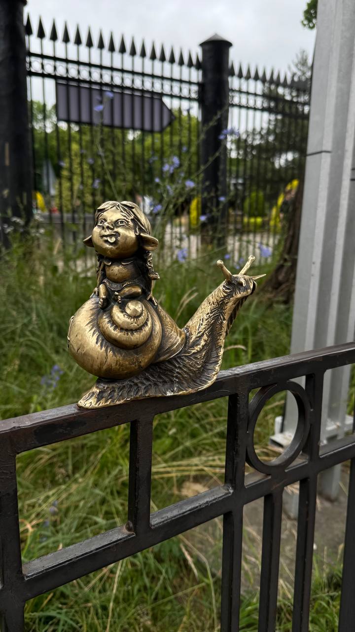 🔍 Маленькие стражи большого города
Калининград теперь невозможно представить без них.
Они прячутся на подоконниках, заборах, мостах и даже в кирпичных щелях старинных зданий | Сетка — социальная сеть от hh.ru