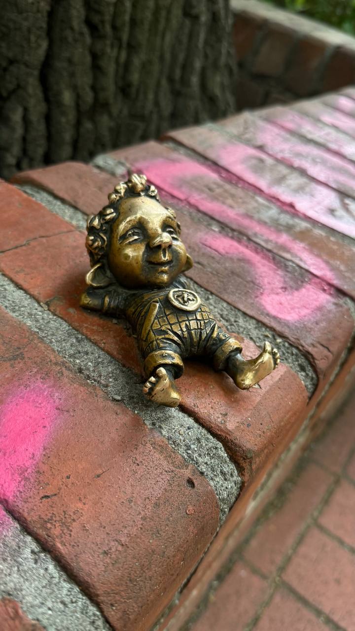 🔍 Маленькие стражи большого города
Калининград теперь невозможно представить без них.
Они прячутся на подоконниках, заборах, мостах и даже в кирпичных щелях старинных зданий | Сетка — социальная сеть от hh.ru