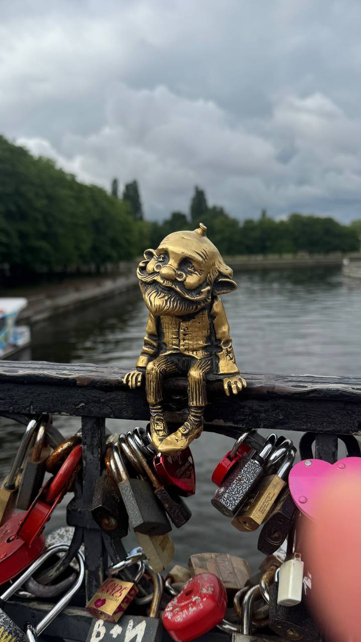 🔍 Маленькие стражи большого города
Калининград теперь невозможно представить без них.
Они прячутся на подоконниках, заборах, мостах и даже в кирпичных щелях старинных зданий | Сетка — социальная сеть от hh.ru