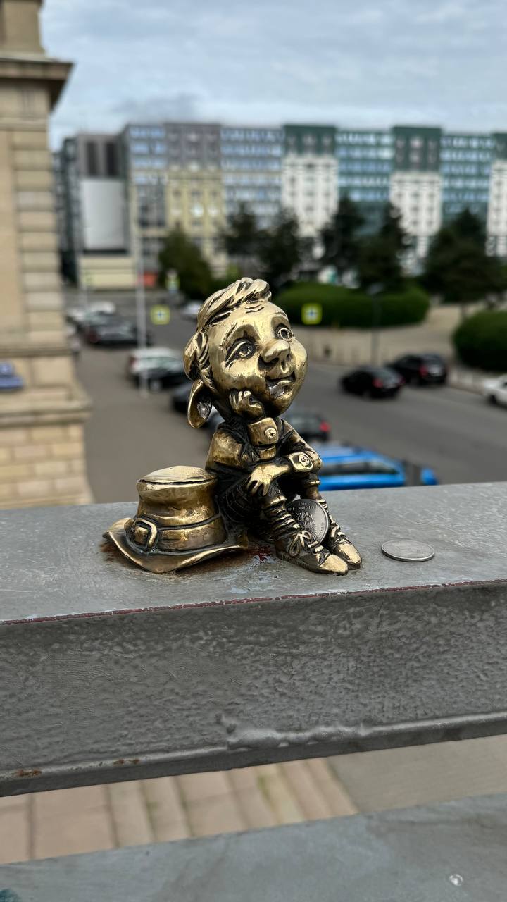 🔍 Маленькие стражи большого города
Калининград теперь невозможно представить без них.
Они прячутся на подоконниках, заборах, мостах и даже в кирпичных щелях старинных зданий | Сетка — социальная сеть от hh.ru