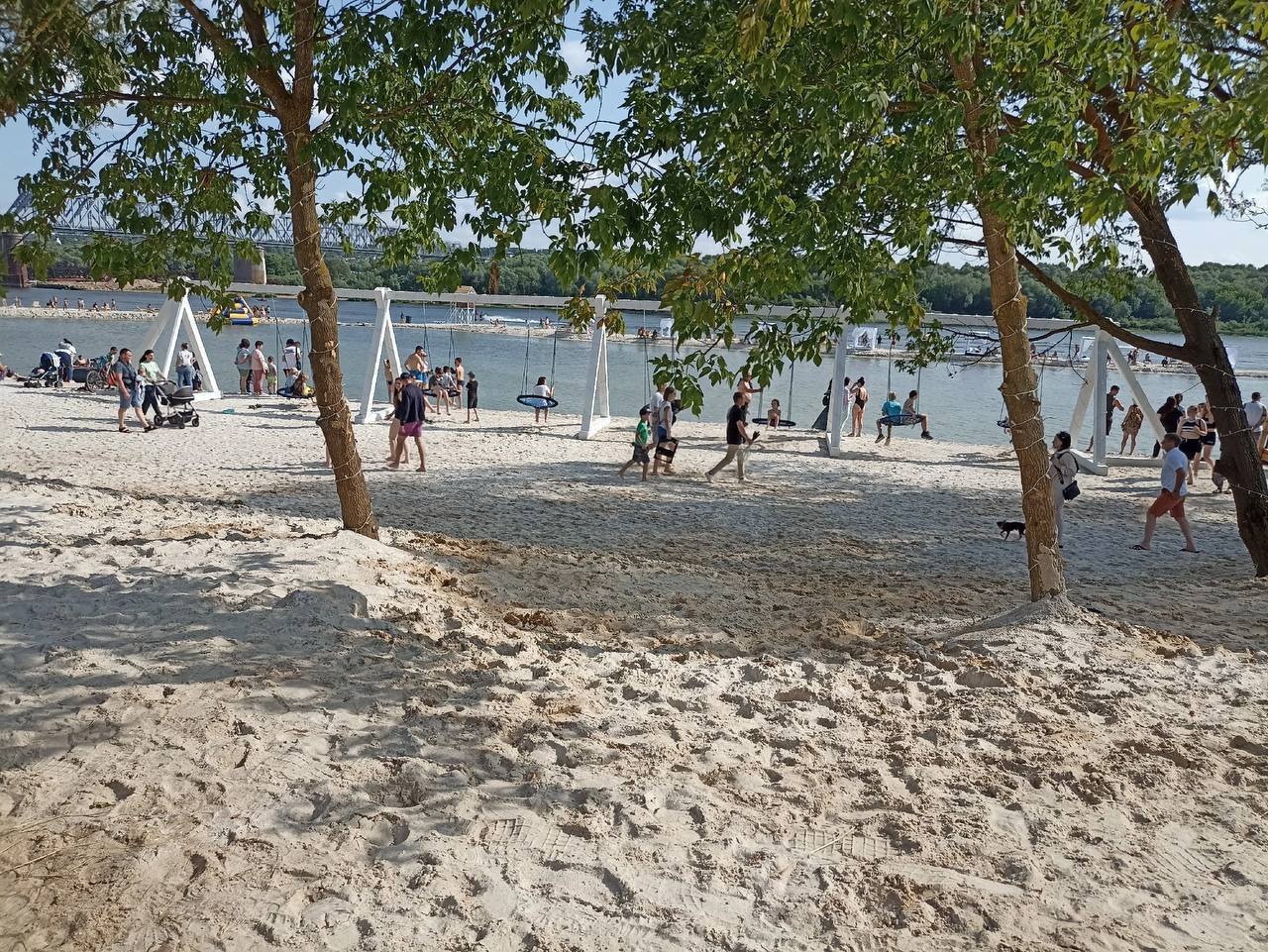 🏝️Мальдивы в Серпухове
Городской пляж в черте города обустроили качелями, белым песком и мини-виллами
Множество качелей, площадка для футбола, волейбола, а также прекрасная веранда с рестораном | Сетка — социальная сеть от hh.ru