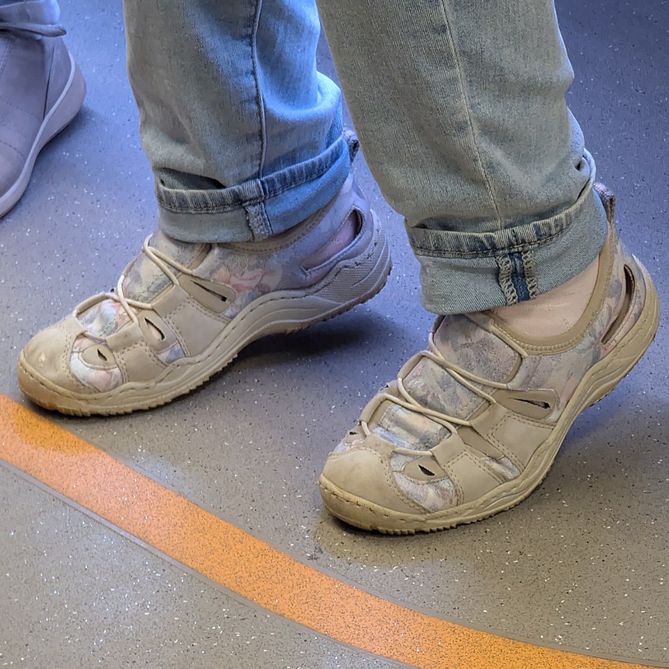 Выглядят, как серые мышки, но если копнуть глубже, пожалуй один из самых удобных форматов обуви... Особенно в долгих прогулках, в том числе и в час пик в метро.. | Сетка — социальная сеть от hh.ru