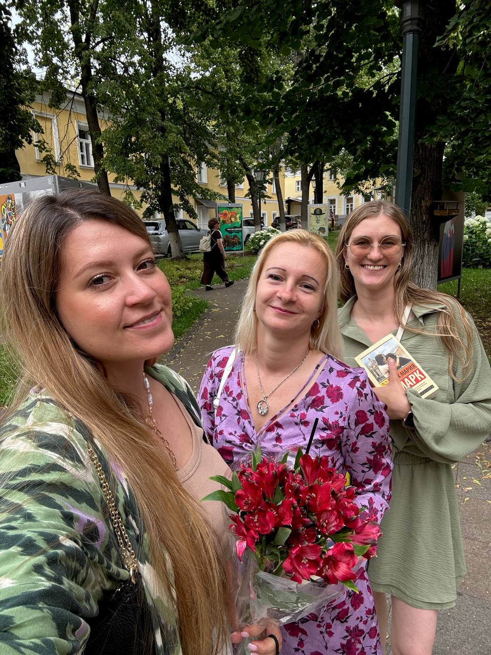 Первая встреча книжного клуба прошла 🫶
Девочки, спасибо, что пришли, прочитали книгу и так активно делились мнением больше часа, ну и за цветы просто отдельное спасибо! Люблю 🖤
Несмотря на то, что нас... | Сетка — социальная сеть от hh.ru