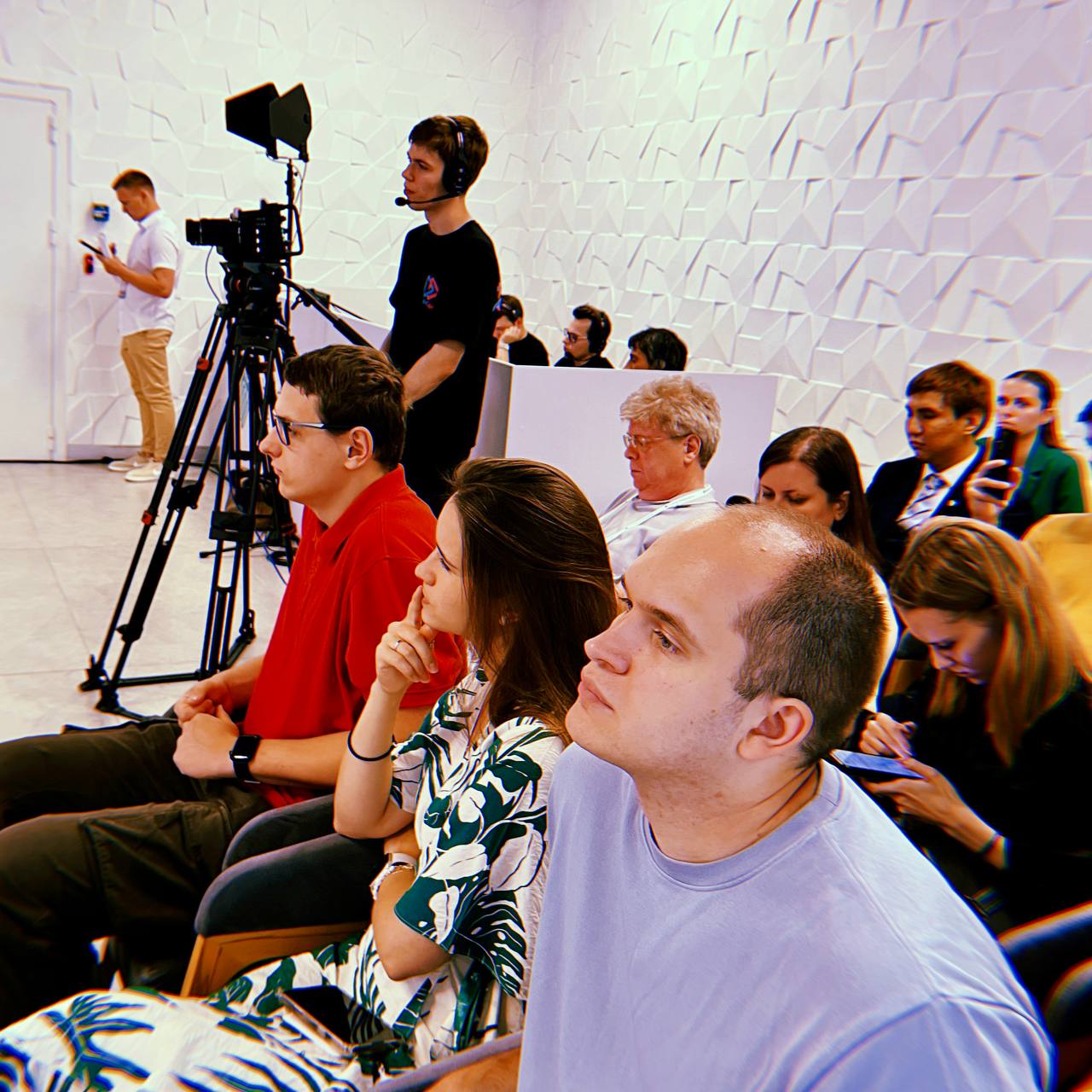 Форум «Надежда на технологии» — коротко
В пятницу побывал на форуме «Надежда на технологии». Это было круто: в одном зале собрались люди, которые реально помогают инклюзивным сообществам | Сетка — социальная сеть от hh.ru