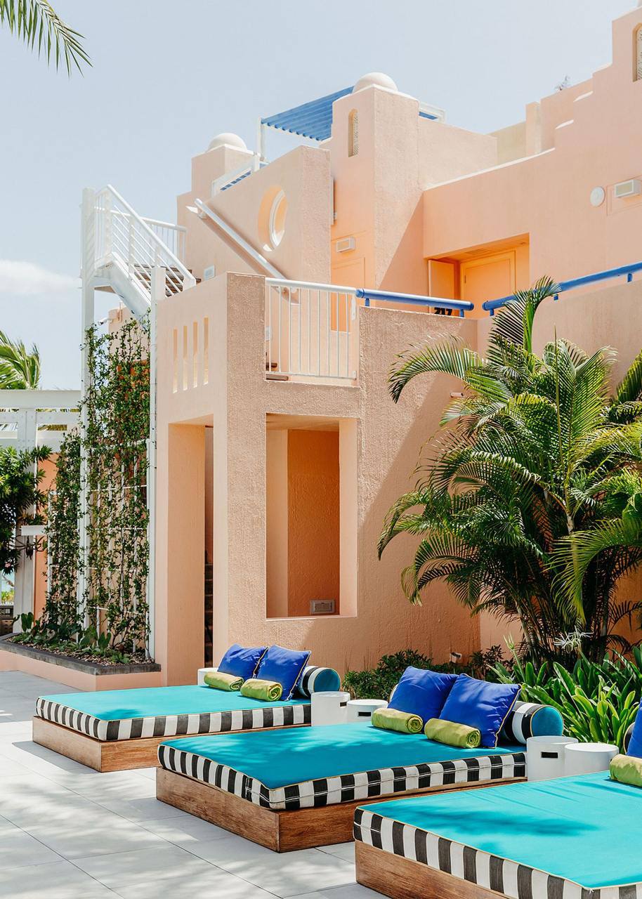 📍 SALT of Palmar
За окном жара и хочется ярких и сочных локаций! Бутик-отель на Маврикии — интересный пример превращения традиционной риад архитектуры в яркое пространство с буйством цветов и графичес... | Сетка — социальная сеть от hh.ru