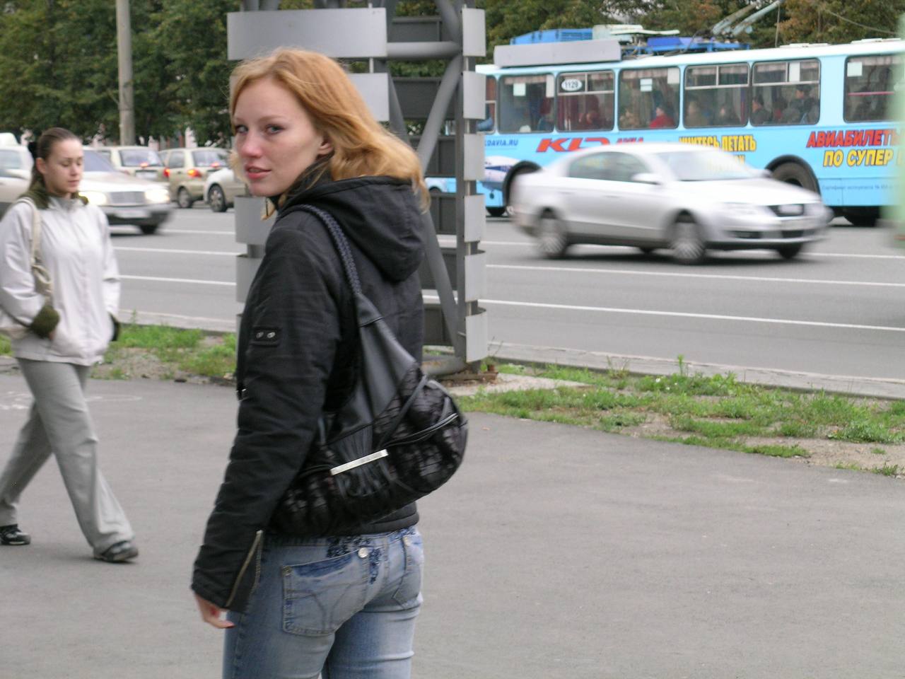 Ты просто хорошо делала свою работу, в этом тёплом кабинете, за заваленным бумагами столом.
Сейчас — зовут на ТВ и радио, приглашают как эксперта, узнают на форумах | Сетка — социальная сеть от hh.ru