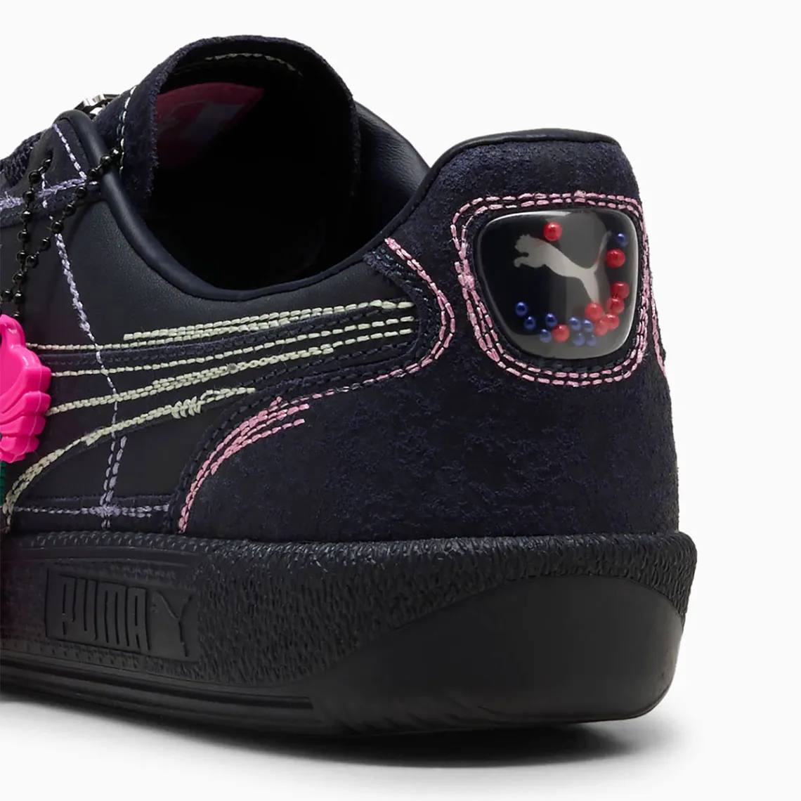 ОООО, Puma заколлабилась с 3 сезоном Игры в кальмара и анонсировала два вида новых кроссовок по шоу:
🍕 Palermo — вдохновлены игрой в прятки, с вышивкой в цветах той самой площадки для игр | Сетка — социальная сеть от hh.ru