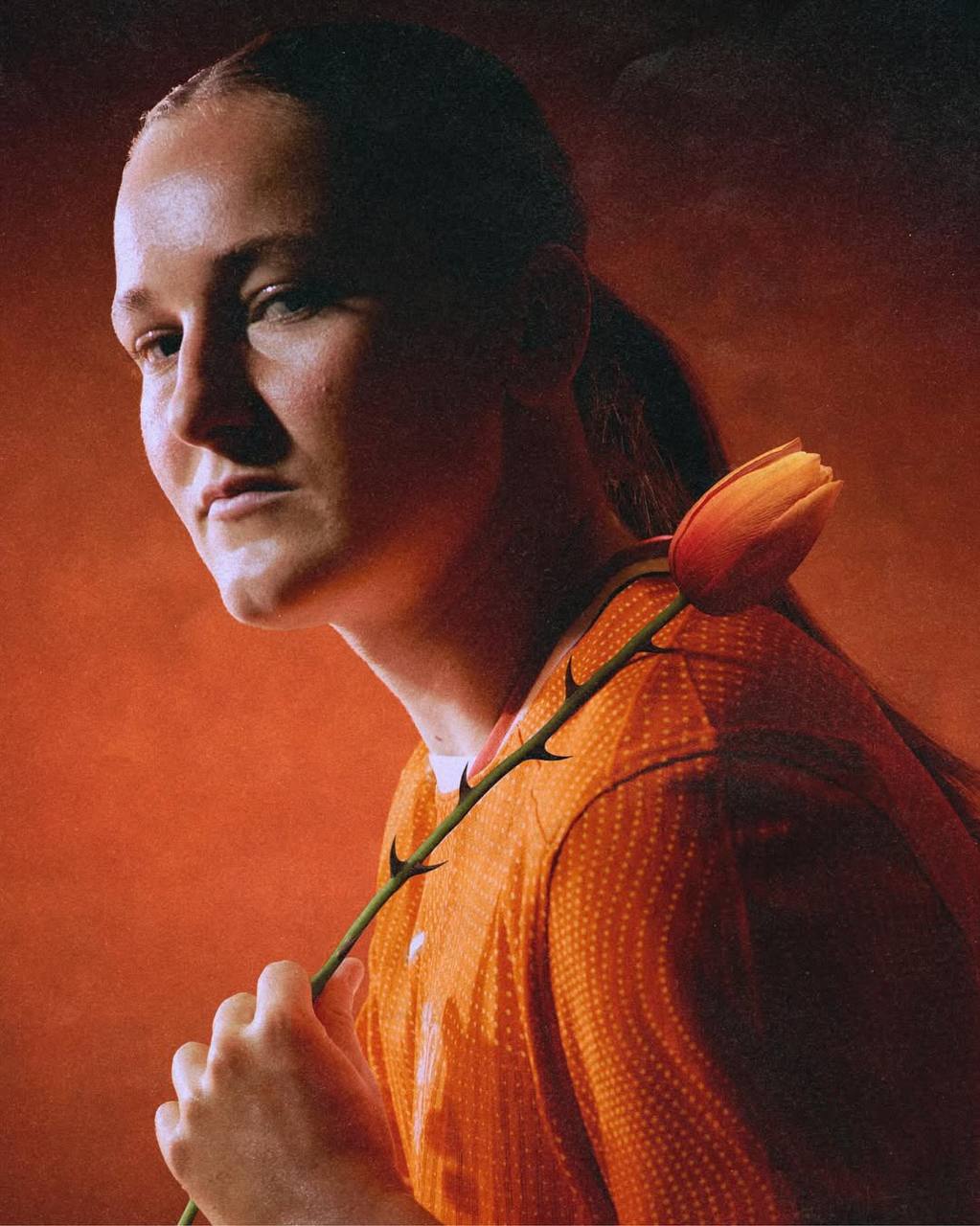 К выступлению сборной Нидерландов на женском Евро Nike вывели специальный сорт оранжевых тюльпанов с шипами. Идея: девушки в оранжевой форме, как эти тюльпаны – красивые, но могут ранить | Сетка — социальная сеть от hh.ru