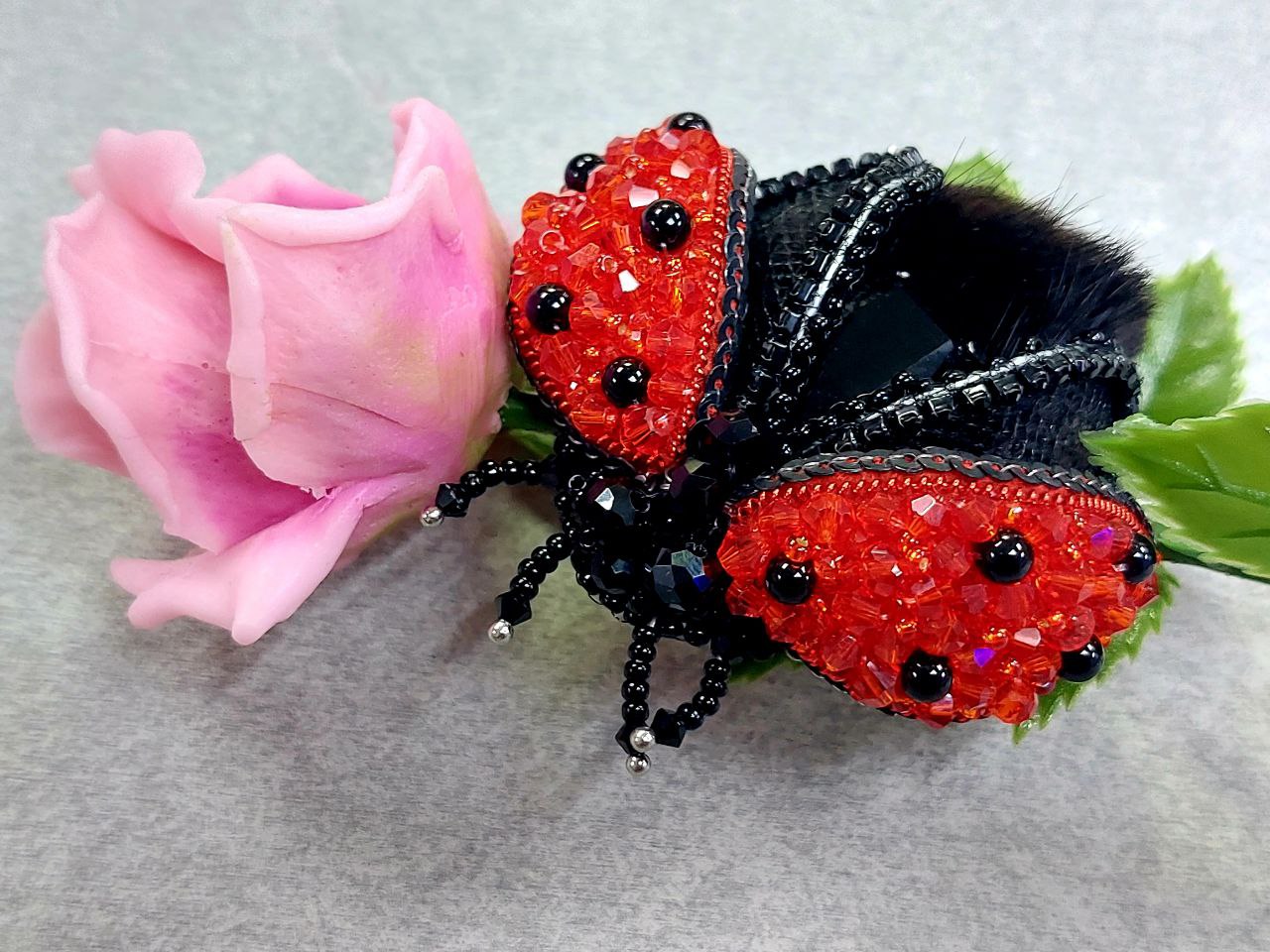 Элегантный акцент на лето!
Брошь «Божья коровка» ручной работы добавит изюминку вашему платью, кардигану, повязке или шляпке. Утончённое рукотворное украшение для стильных образов.

🛍️ г.Н.Н | Сетка — социальная сеть от hh.ru