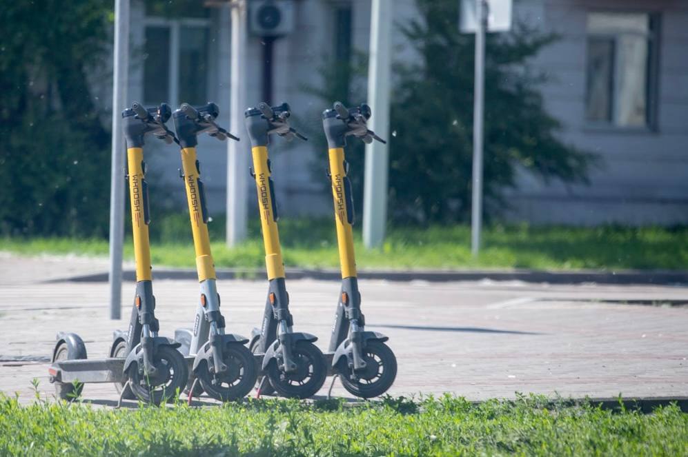 С 14 июля 2025 года в Благовещенске в «полном объёме» начал действовать запрет на размещение и использование электросамокатов, рассказал мэр города. За нарушения предусмотрены штрафы | Сетка — социальная сеть от hh.ru
