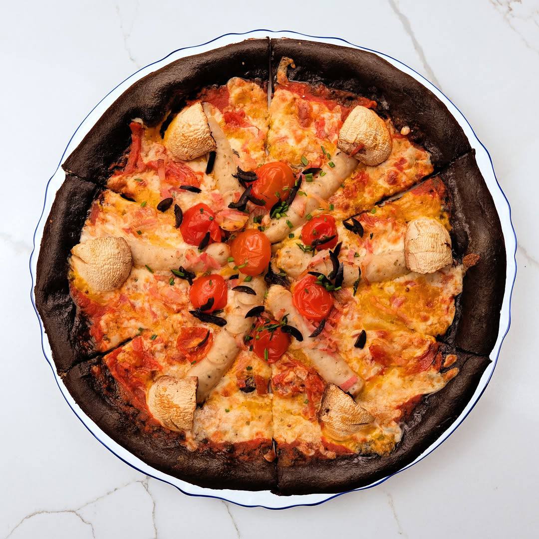 ЛОЛ, пицца ZA LU PIZ ZA официально появилась в меню московских пиццерий Mosca. За нее проголосовали в комментах посредством 224 ТЫСЯЧ лайков. Попробовать такую можно за 600 рублс | Сетка — социальная сеть от hh.ru