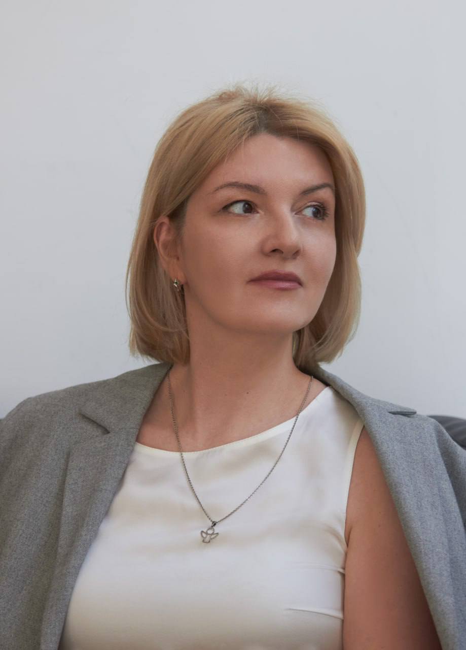 Кто он такой CMO в 2025?
У Ward Howell недавно вышло интересное исследование Портрета современного директора по маркетингу, делюсь основными выводами:
1. Кто же они современные CMO?
✨59% — женщины | Сетка — социальная сеть от hh.ru