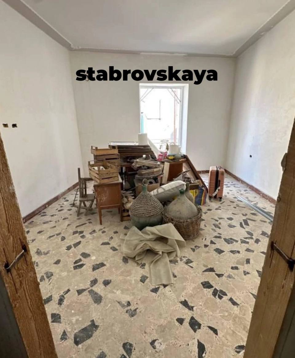 Переезжаем!
На Сицилии за цену дизайнерской сумки — целый дом.
В Муссомели за пару миллионов (не долларов, а рублей) можно взять особняк на 17 комнат | Сетка — социальная сеть от hh.ru
