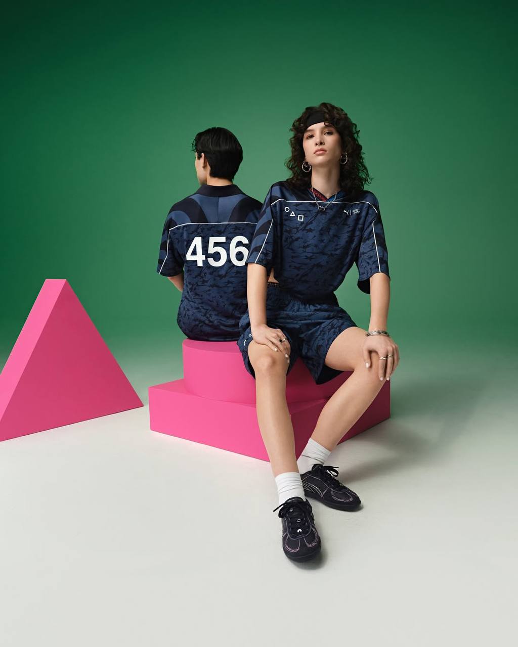 Ого, Puma выкатила не только две новые пары кроссов к премьере третьего сезона Игры в кальмара, но и целую линейку шмота: тишки, спортивные костюмы, сумки и рюкзаки | Сетка — социальная сеть от hh.ru
