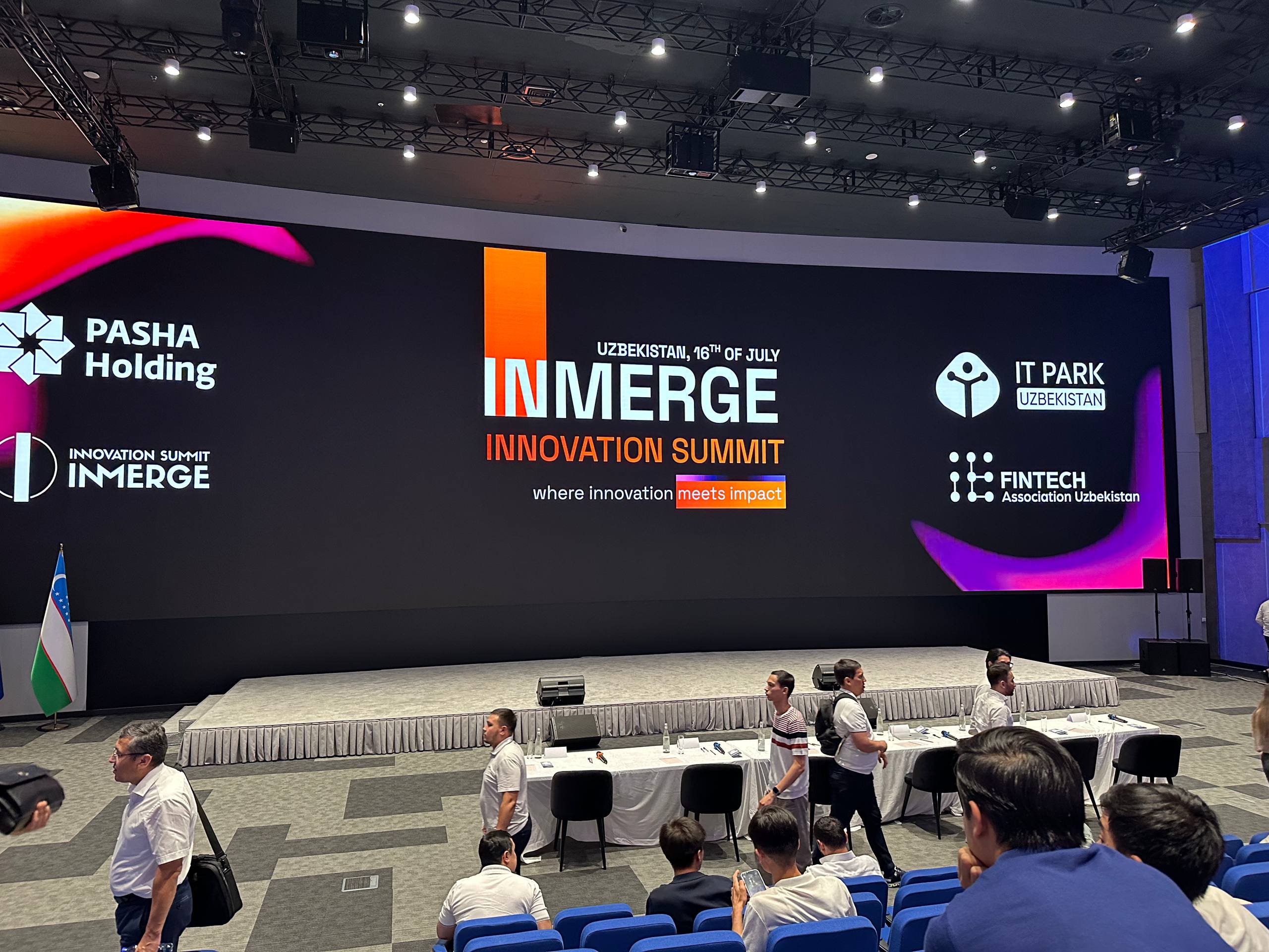 Сегодня прошёл InMarge Innovation Summit, где состоялся Startup Pitch.
Забавен тот факт, что StartupBase утверждает о наличии 300+ стартапов, а в некоторых отчётах можно встретить и большие цифры | Сетка — социальная сеть от hh.ru