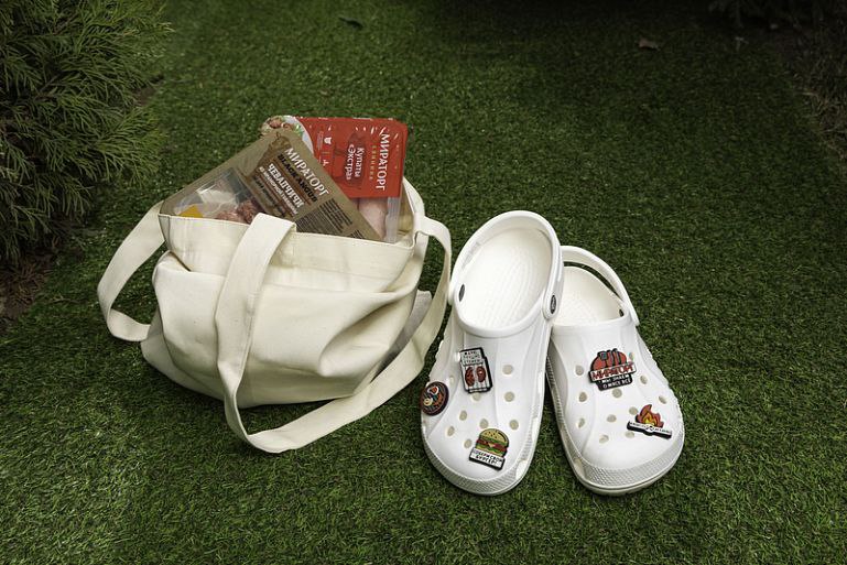 Мираторг решил заняться модой и выпустил джибитсы для Crocs. Они называются грильбитсы и посвящены лету, шашлыкам и барбекю | Сетка — социальная сеть от hh.ru