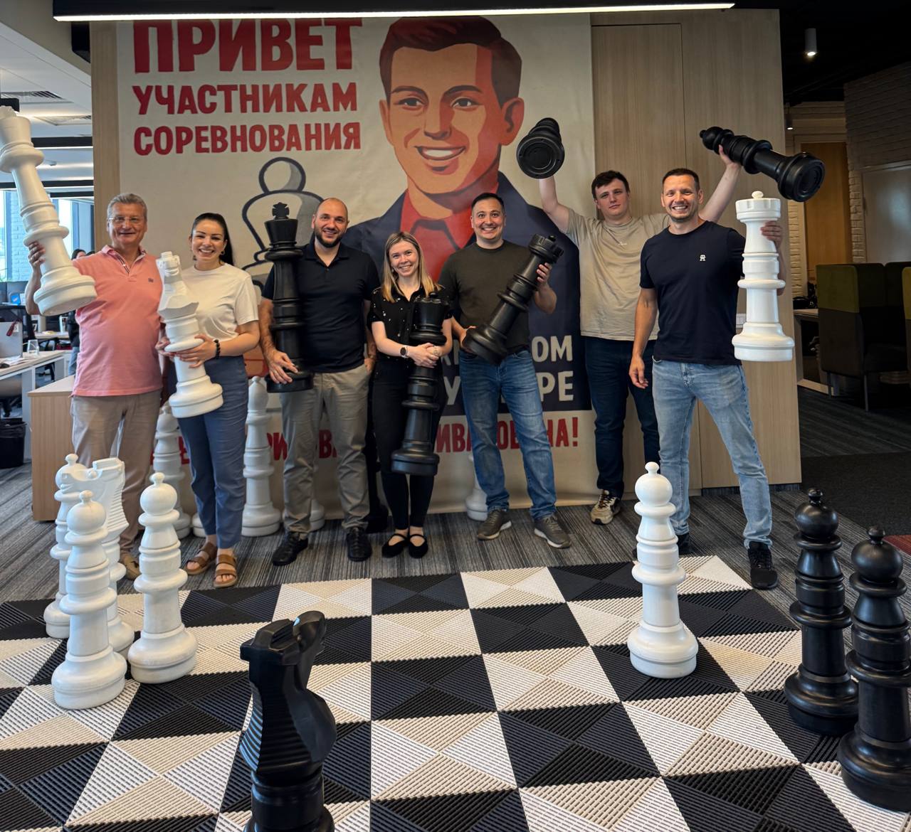 Отмечали сегодня день рождения лучшего ceo🙌
Зная, что Сергей - кмс по шахматам, решили всей компанией поддержать его увлечение и организовали шахматный турнир в офисе #2mood | Сетка — социальная сеть от hh.ru