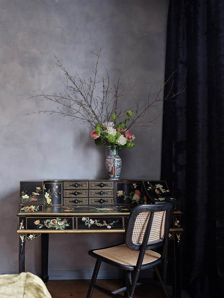 Архитектор Екатерина Жадовская так удачно оформила для клиентов офис, что вскоре они вернулись и предложили поработать над своей квартирой. Ее решено было сделать еще ярче | Сетка — социальная сеть от hh.ru