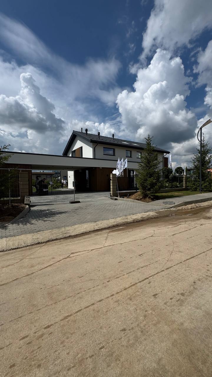 🏡 BAUHAUS на Open Village 2025 — дом, в котором всё по делу.
От фасада до столовых приборов — продуманный, сдержанный, современный. Минимум случайных решений, максимум комфорта и функциональности | Сетка — социальная сеть от hh.ru