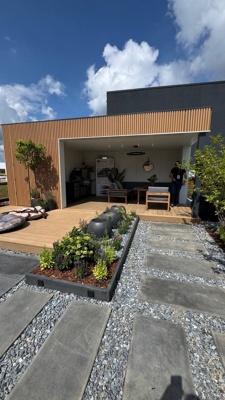 🏡 BAUHAUS на Open Village 2025 — дом, в котором всё по делу.
От фасада до столовых приборов — продуманный, сдержанный, современный. Минимум случайных решений, максимум комфорта и функциональности | Сетка — социальная сеть от hh.ru