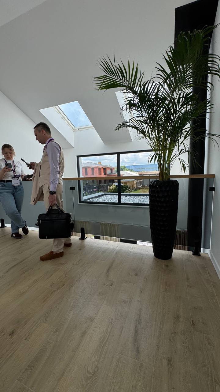 🏡 BAUHAUS на Open Village 2025 — дом, в котором всё по делу.
От фасада до столовых приборов — продуманный, сдержанный, современный. Минимум случайных решений, максимум комфорта и функциональности | Сетка — социальная сеть от hh.ru