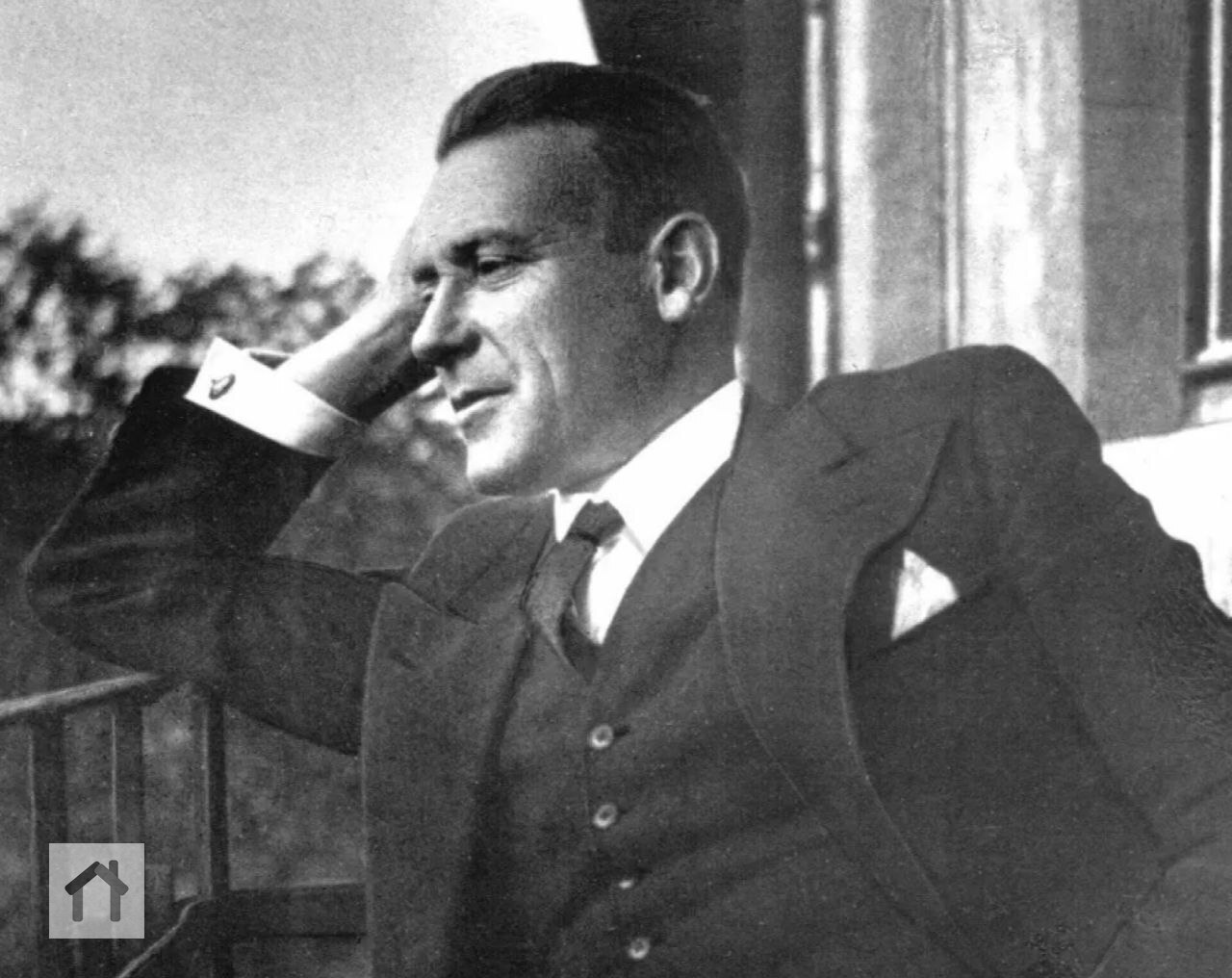 Новость: на днях в Москве появились совершенно голые люди (мужчины и женщины) с повязками через плечо "Долой стыд". Влезали в трамвай. Трамвай останавливали, публика возмущалась | Сетка — социальная сеть от hh.ru