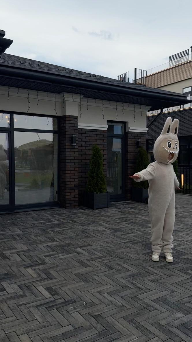 🏡 Open Village 2025. Дом от Топ Дом.
Уют, стиль и немного волшебства — всё это здесь.
Когда даже зайцы не могут пройти мимо — значит, дом действительно притягивает | Сетка — социальная сеть от hh.ru