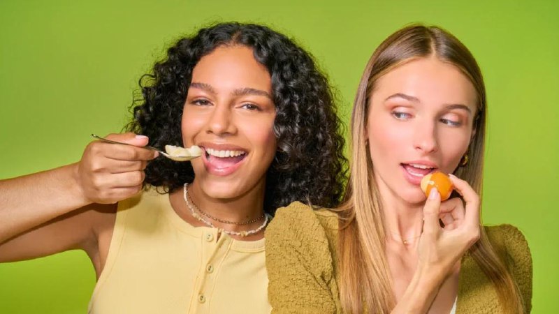 Палетка с разными оттенками желтого от Barilla, хайлайтер от Coca-Cola, а теперь и бальзам для губ со вкусом макарон.
Бренд косметики Holler and Glow решил создать бальзам для губ S’Mac and Cheese | Сетка — социальная сеть от hh.ru