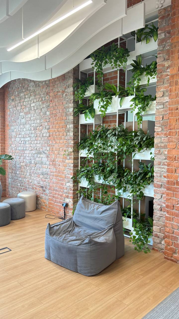 Заглянули в IT Hub Сбера в Санкт-Петербурге.
Очень хорошая попытка создать такие условия для сотрудников, чтобы в офис прям хотелось приходить | Сетка — социальная сеть от hh.ru