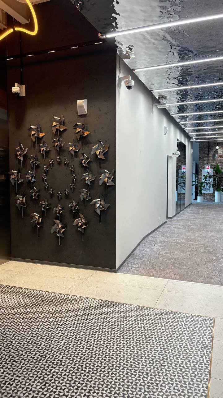 Заглянули в IT Hub Сбера в Санкт-Петербурге.
Очень хорошая попытка создать такие условия для сотрудников, чтобы в офис прям хотелось приходить | Сетка — социальная сеть от hh.ru