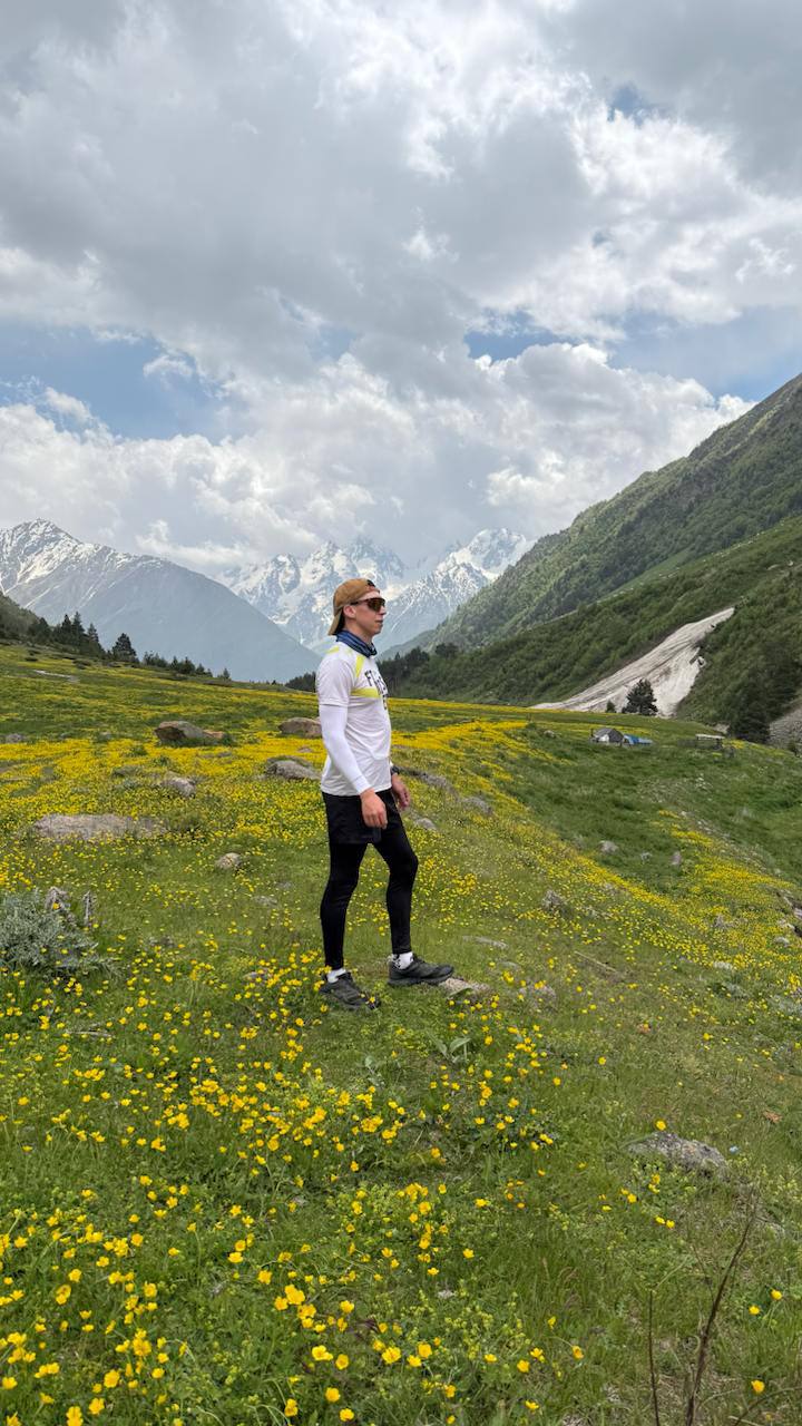 Горы - это не про высоту…
Вчера мой товарищ поднялся на Эльбрус🏔️
На меня нахлынули воспоминания о кэмпе, на котором мы были в июне вместе с @semenpimenov и другими невероятно крутыми ребятами | Сетка — социальная сеть от hh.ru