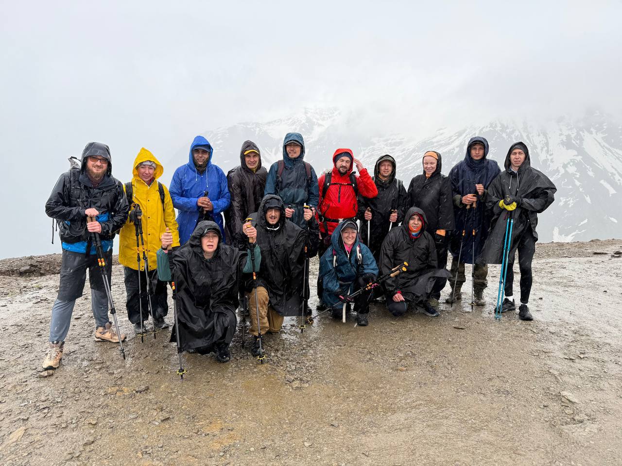 Горы - это не про высоту…
Вчера мой товарищ поднялся на Эльбрус🏔️
На меня нахлынули воспоминания о кэмпе, на котором мы были в июне вместе с @semenpimenov и другими невероятно крутыми ребятами | Сетка — социальная сеть от hh.ru