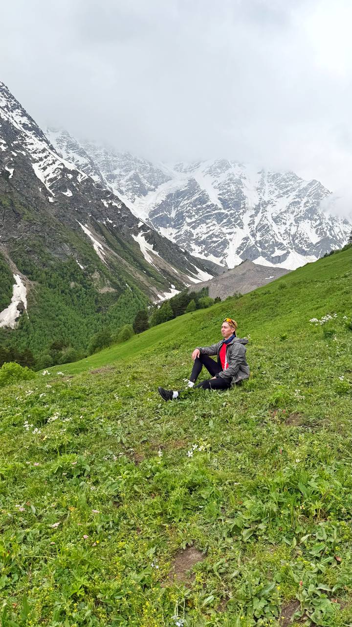 Горы - это не про высоту…
Вчера мой товарищ поднялся на Эльбрус🏔️
На меня нахлынули воспоминания о кэмпе, на котором мы были в июне вместе с @semenpimenov и другими невероятно крутыми ребятами | Сетка — социальная сеть от hh.ru