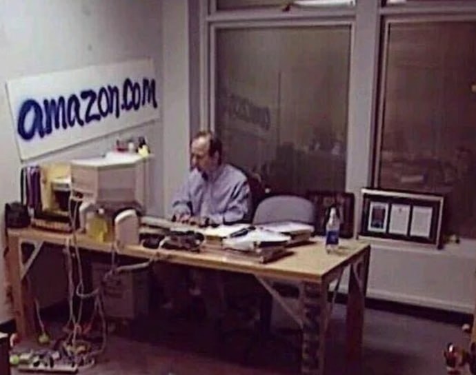 ...мотивация
30 лет с момента запуска Amazon.
📆 16 июля 1995 года Джефф Безос основал Amazon как интернет-магазин книг. Первый офис компании располагался в его гараже | Сетка — социальная сеть от hh.ru