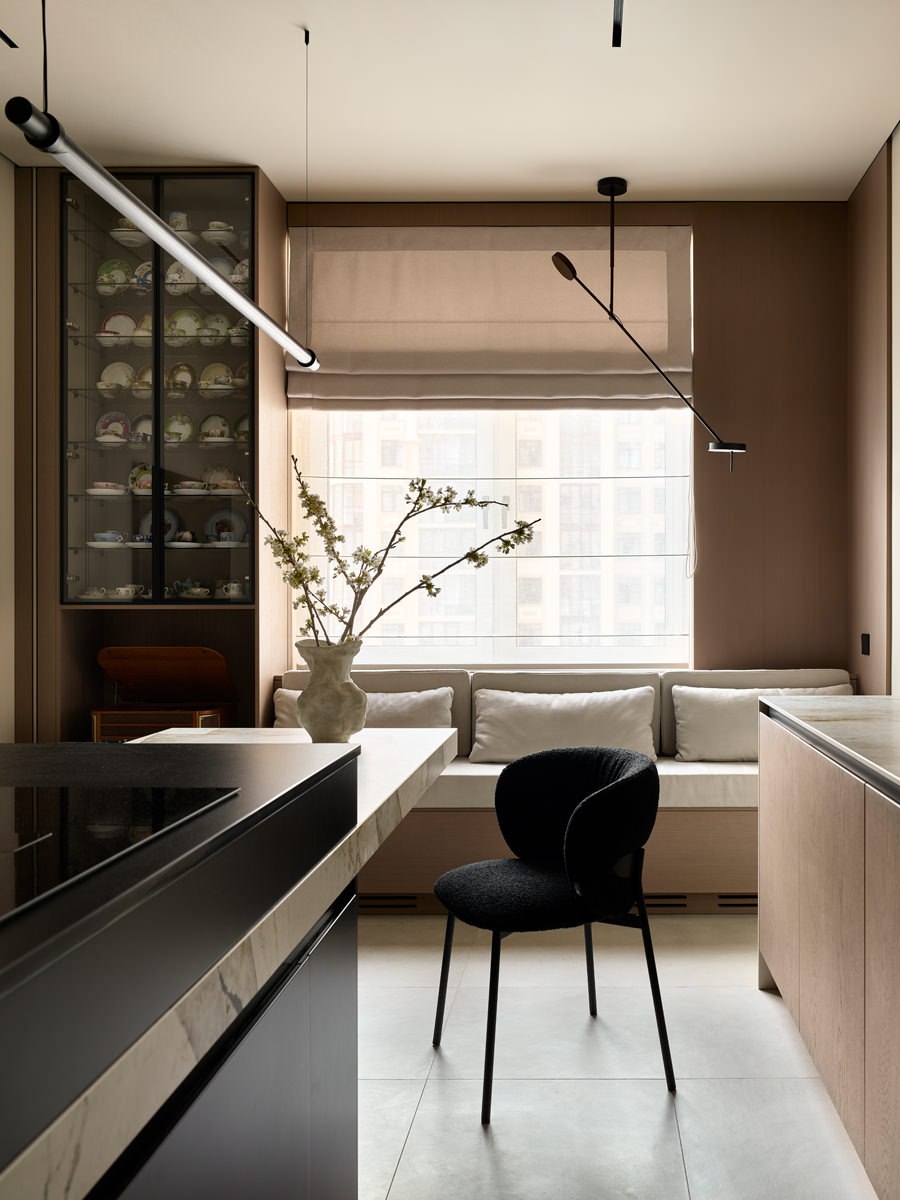 Пространство для жизни и искусства в духе лаконичной элегантности по проекту архитектора Антонины Синчуговой. Смотрите на сайте wajournal | Сетка — социальная сеть от hh.ru