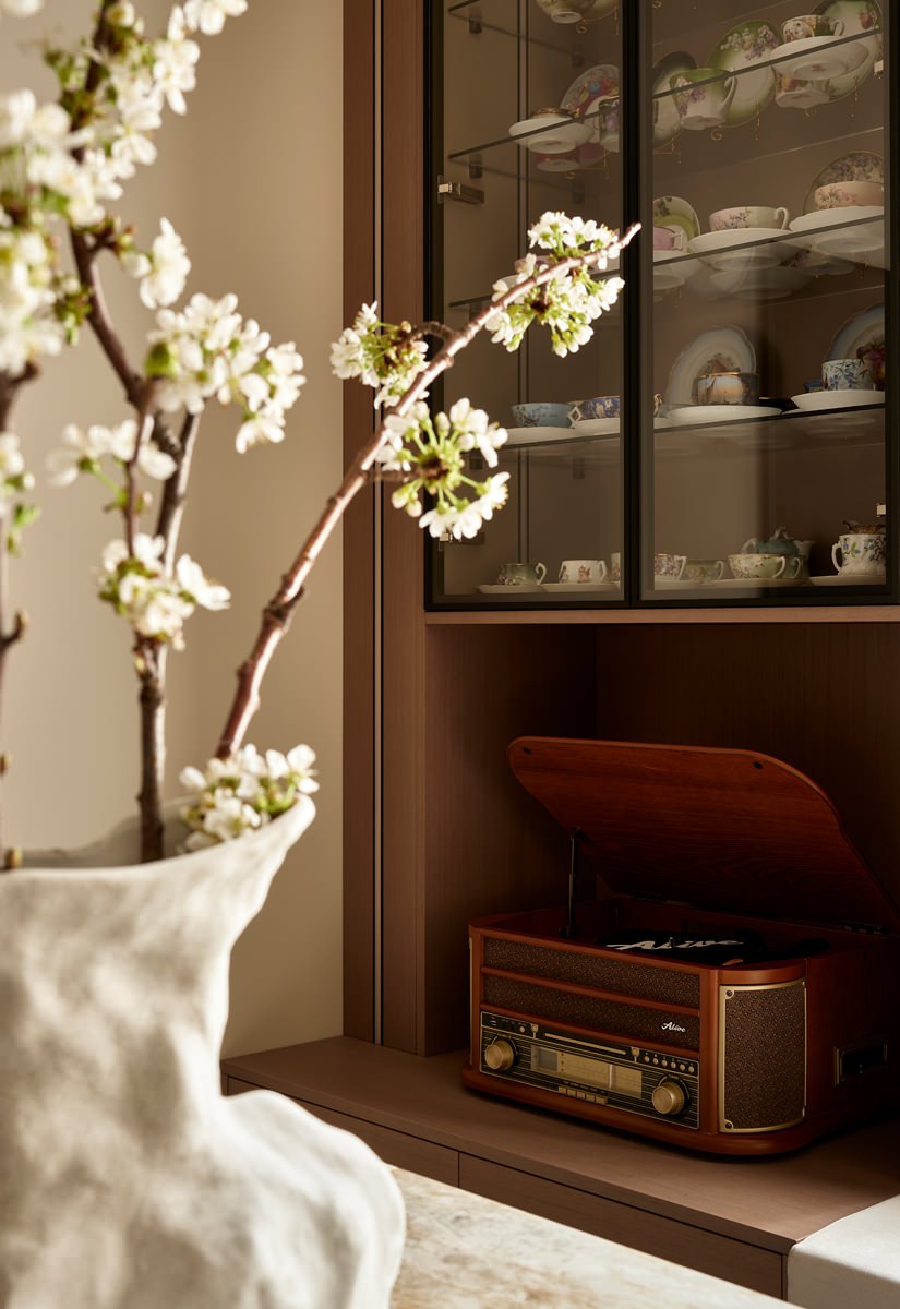 Пространство для жизни и искусства в духе лаконичной элегантности по проекту архитектора Антонины Синчуговой. Смотрите на сайте wajournal | Сетка — социальная сеть от hh.ru