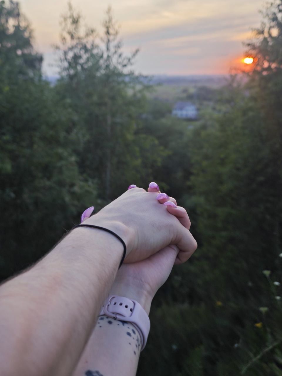 Ходили на местную ✨смотровую площадку✨ смотреть на закат
Название для небольшого склона к реке громкое конечно (оно так на карте обозначено), но в условиях жоской экономии это наш вариант развлечений ... | Сетка — социальная сеть от hh.ru