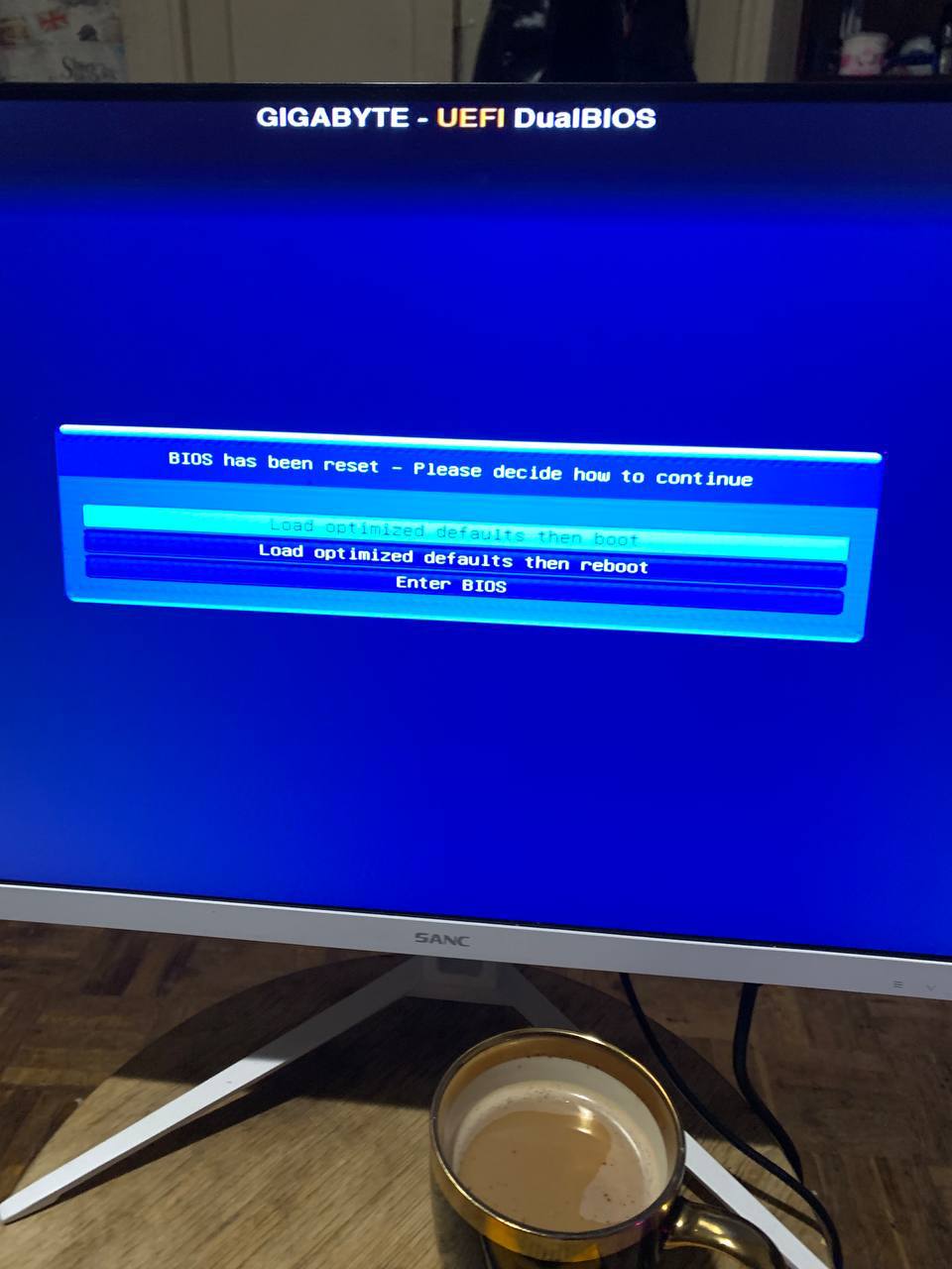 #ПК
Очень люблю собирать компьютеры и испытываю с этому сильный энтузиазм, как и в целом к технике/IT индустрии
Самые сложные работы были на последних фото, полетел биос, но мне повезло, и спустя пару... | Сетка — социальная сеть от hh.ru