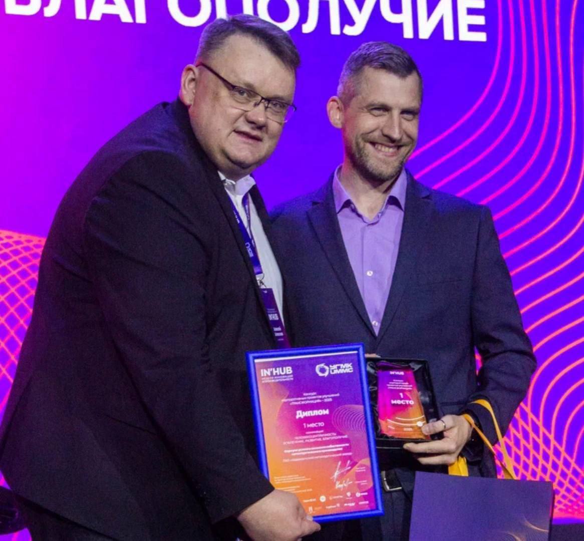 🏵 Номинация — ЧЕЛОВЕКОЦЕНТРИЧНОСТЬ: ВОВЛЕЧЕНИЕ, РАЗВИТИЕ,
БЛАГОПОЛУЧИЕ
Награды вручал Алексей Алексеев, Директор по развитию Бизнес-системы ЕВРАЗа Дивизион Сибирь
🥇 1 место
Проект: Формула успеха в сн... | Сетка — социальная сеть от hh.ru