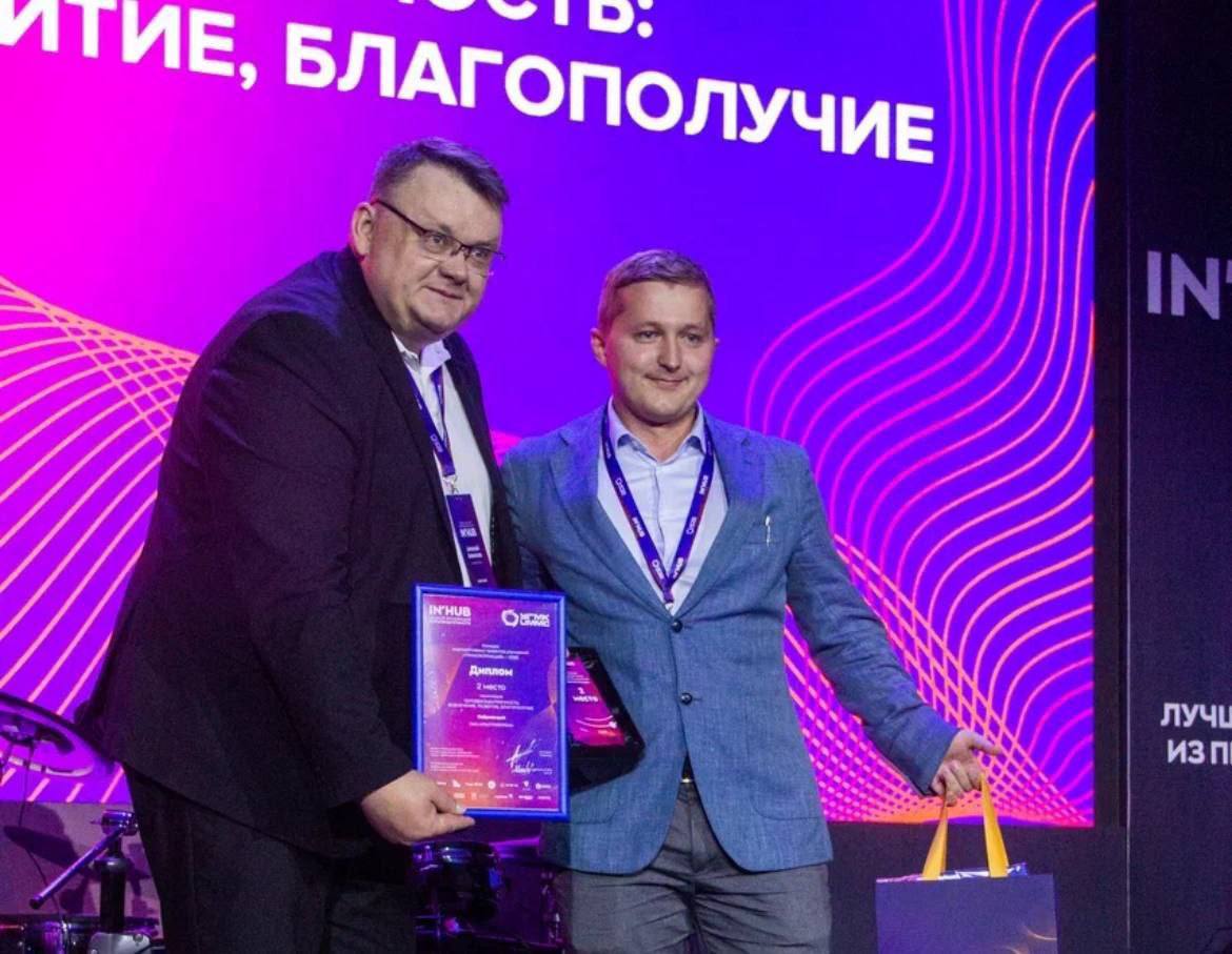 🏵 Номинация — ЧЕЛОВЕКОЦЕНТРИЧНОСТЬ: ВОВЛЕЧЕНИЕ, РАЗВИТИЕ,
БЛАГОПОЛУЧИЕ
Награды вручал Алексей Алексеев, Директор по развитию Бизнес-системы ЕВРАЗа Дивизион Сибирь
🥇 1 место
Проект: Формула успеха в сн... | Сетка — социальная сеть от hh.ru