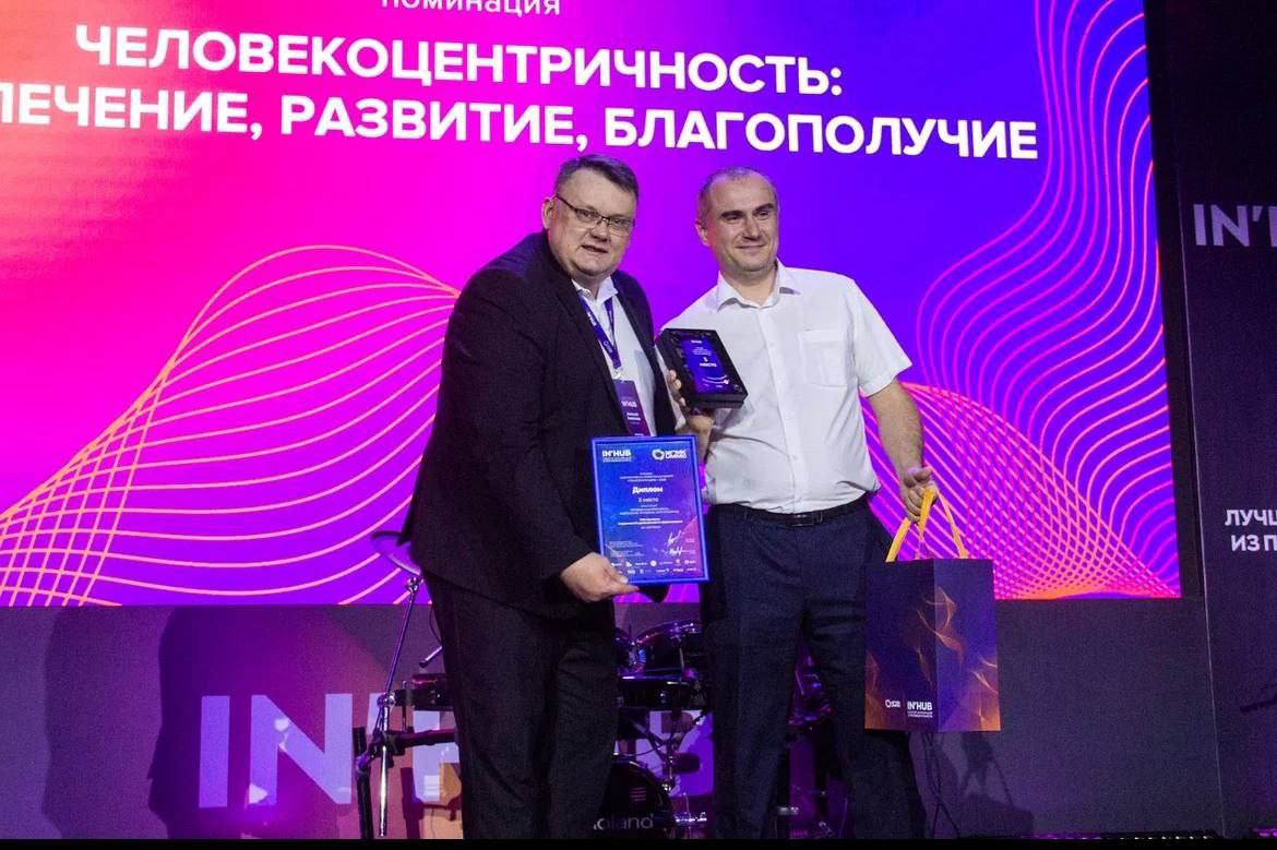 🏵 Номинация — ЧЕЛОВЕКОЦЕНТРИЧНОСТЬ: ВОВЛЕЧЕНИЕ, РАЗВИТИЕ,
БЛАГОПОЛУЧИЕ
Награды вручал Алексей Алексеев, Директор по развитию Бизнес-системы ЕВРАЗа Дивизион Сибирь
🥇 1 место
Проект: Формула успеха в сн... | Сетка — социальная сеть от hh.ru