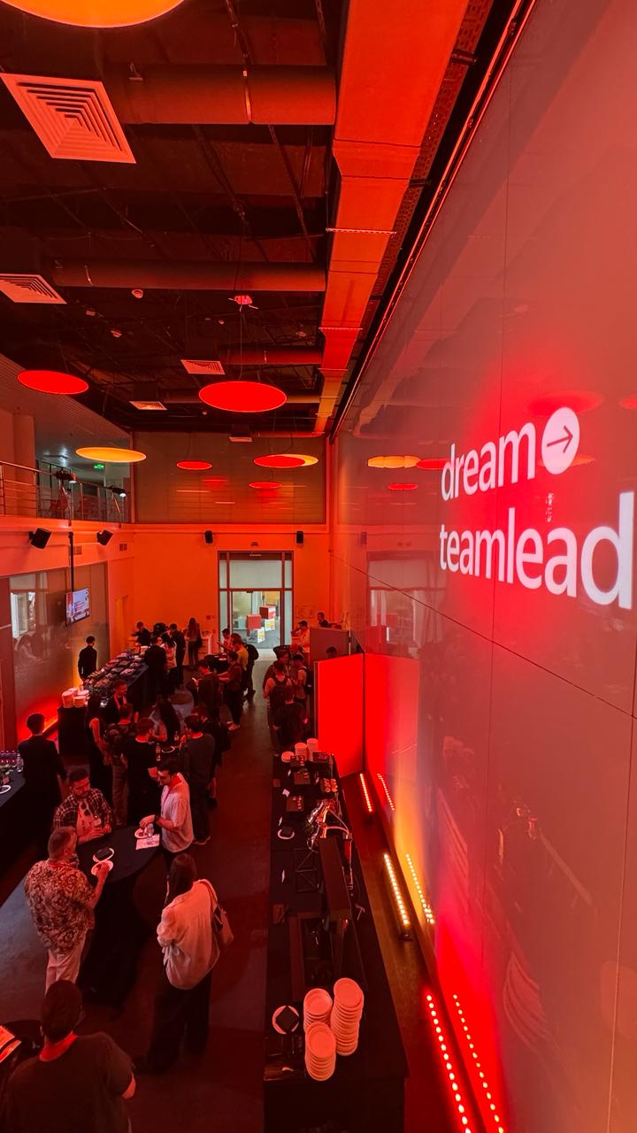 Сегодня на конференции Яндекса для сообщества тимлидов — Dream Teamlead! Я раньше писал о ней тут.
Она уже в самом разгаре | Сетка — социальная сеть от hh.ru
