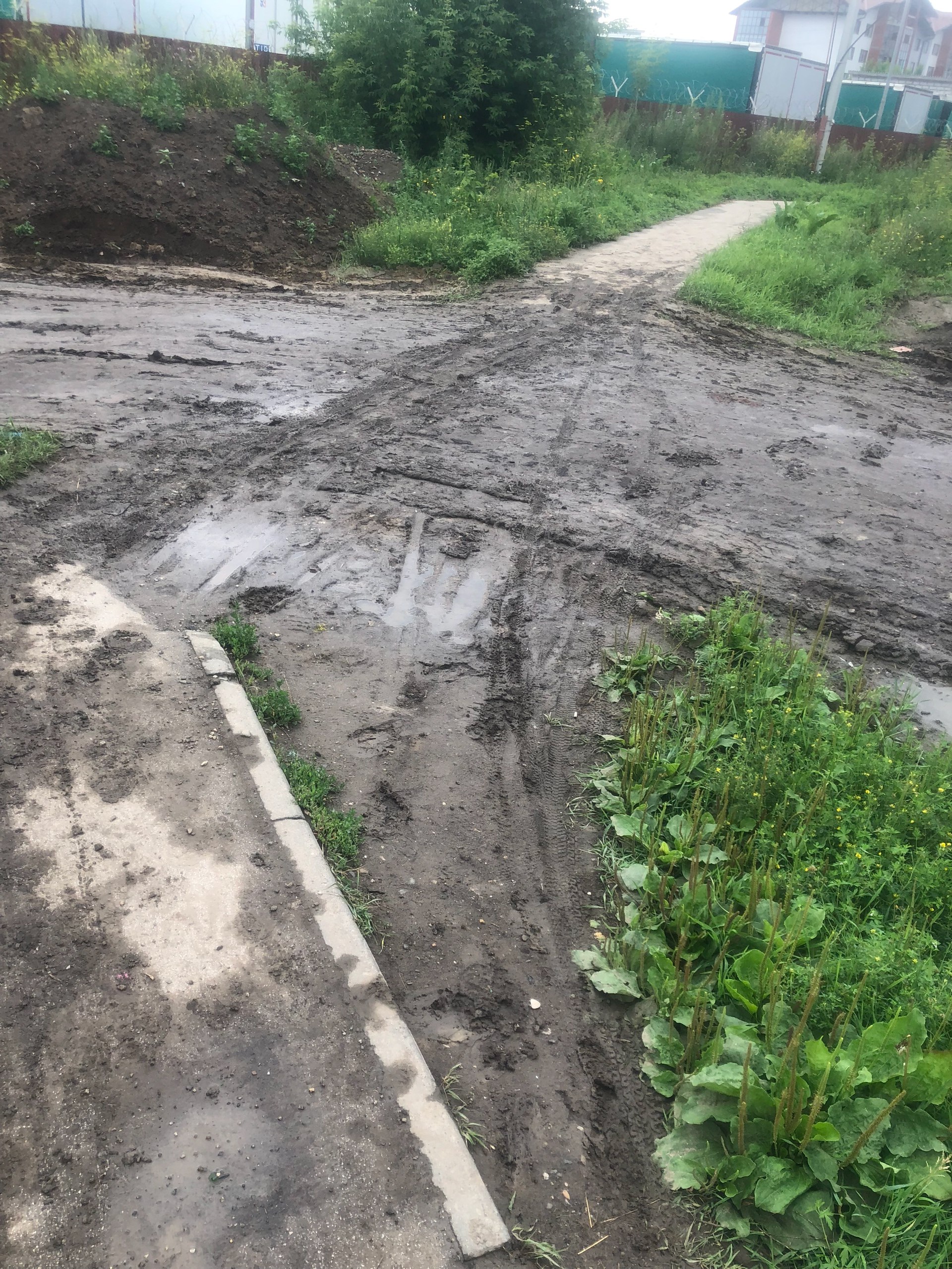 Вот так после дождя и ходи. Надо покупать крылья, чтобы чистым пройти несколько метров. Вроде давно тут все закопали, а благоустройства и восстановления так и не видать.
http://vk.com/ob | Сетка — социальная сеть от hh.ru