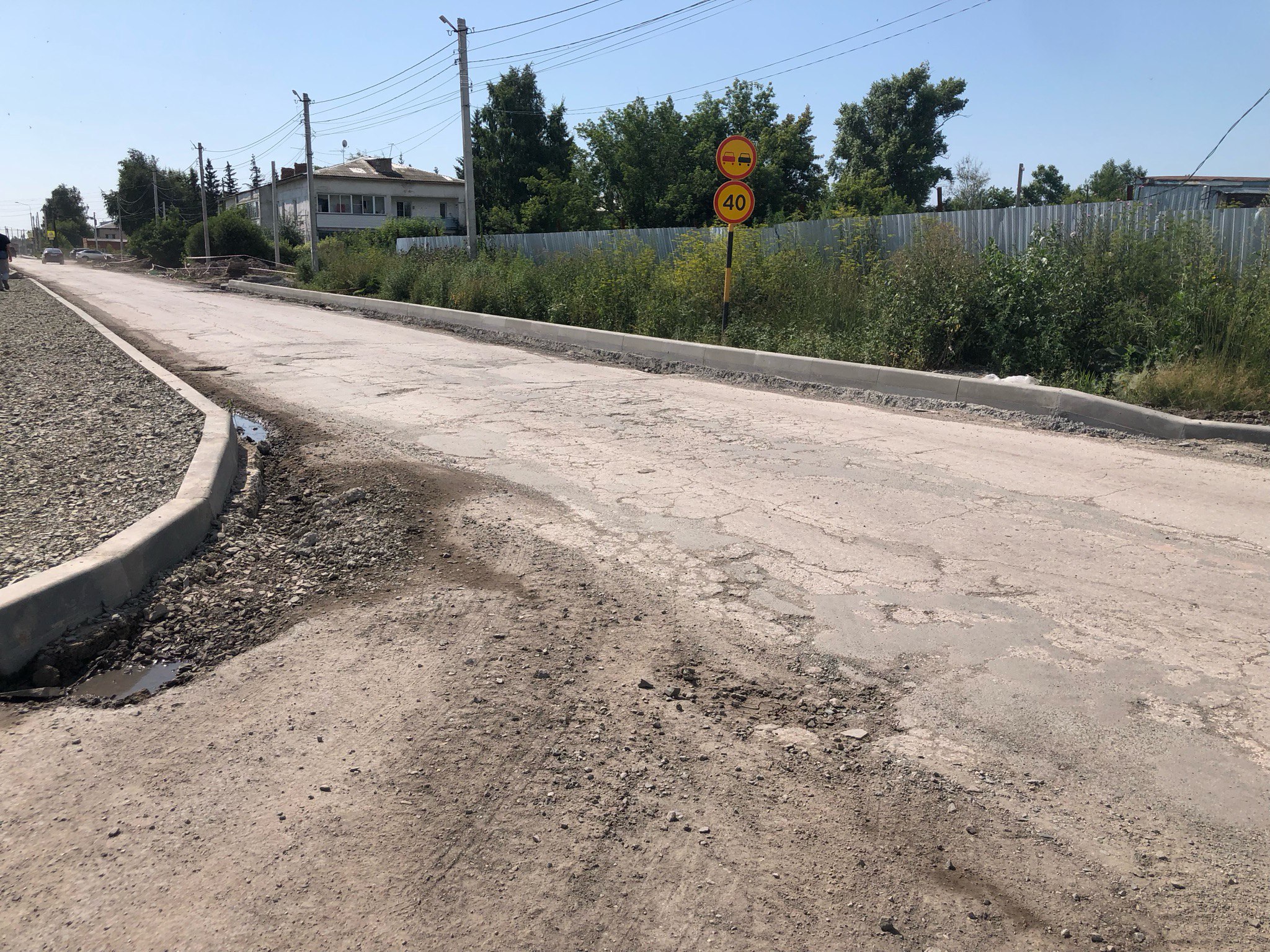 Вроде все и хорошо, делают тротуары, после них обещают асфальт. Только, невооруженным глазом видно сужение проезжей части | Сетка — социальная сеть от hh.ru