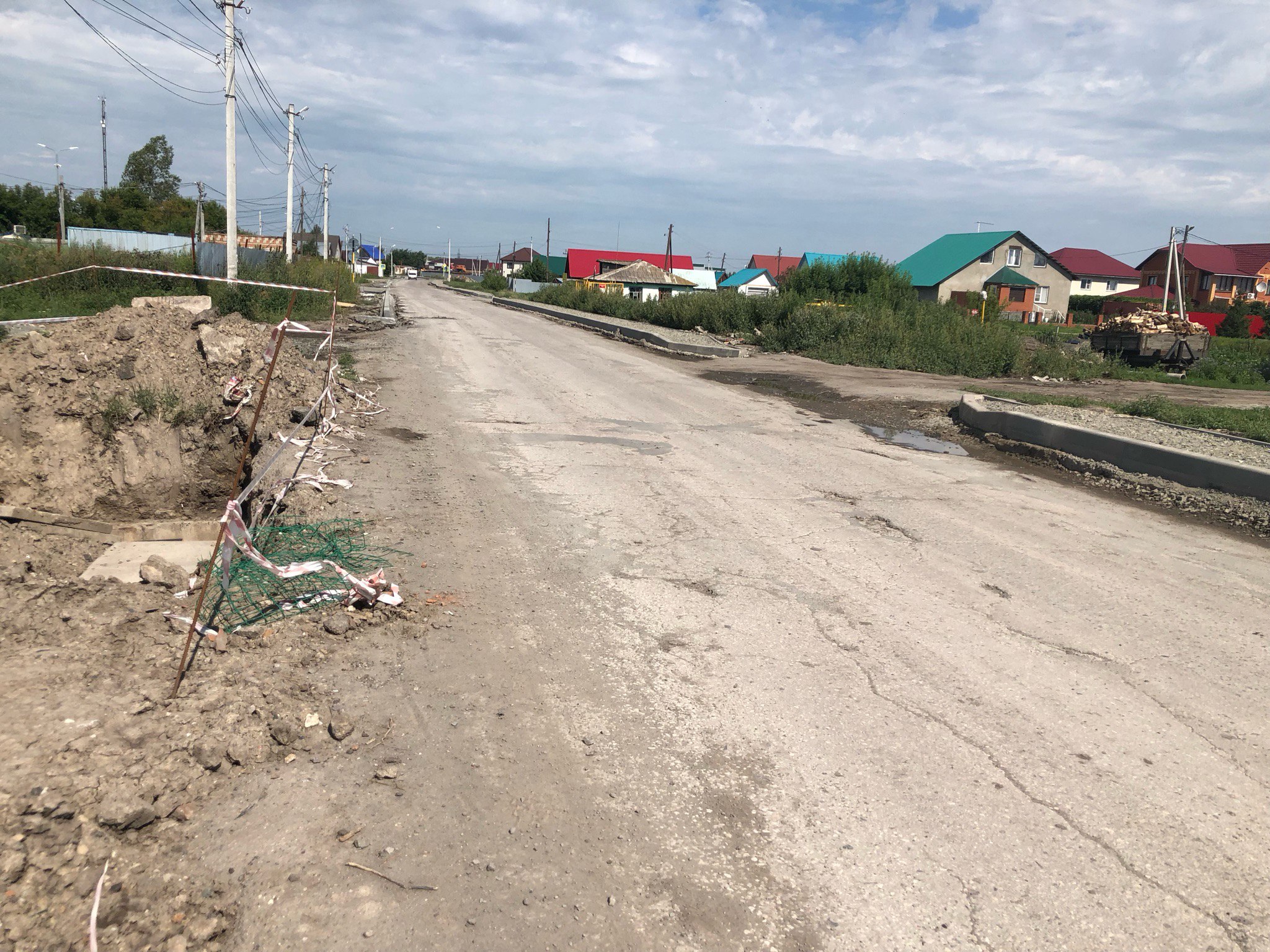 Вроде все и хорошо, делают тротуары, после них обещают асфальт. Только, невооруженным глазом видно сужение проезжей части | Сетка — социальная сеть от hh.ru