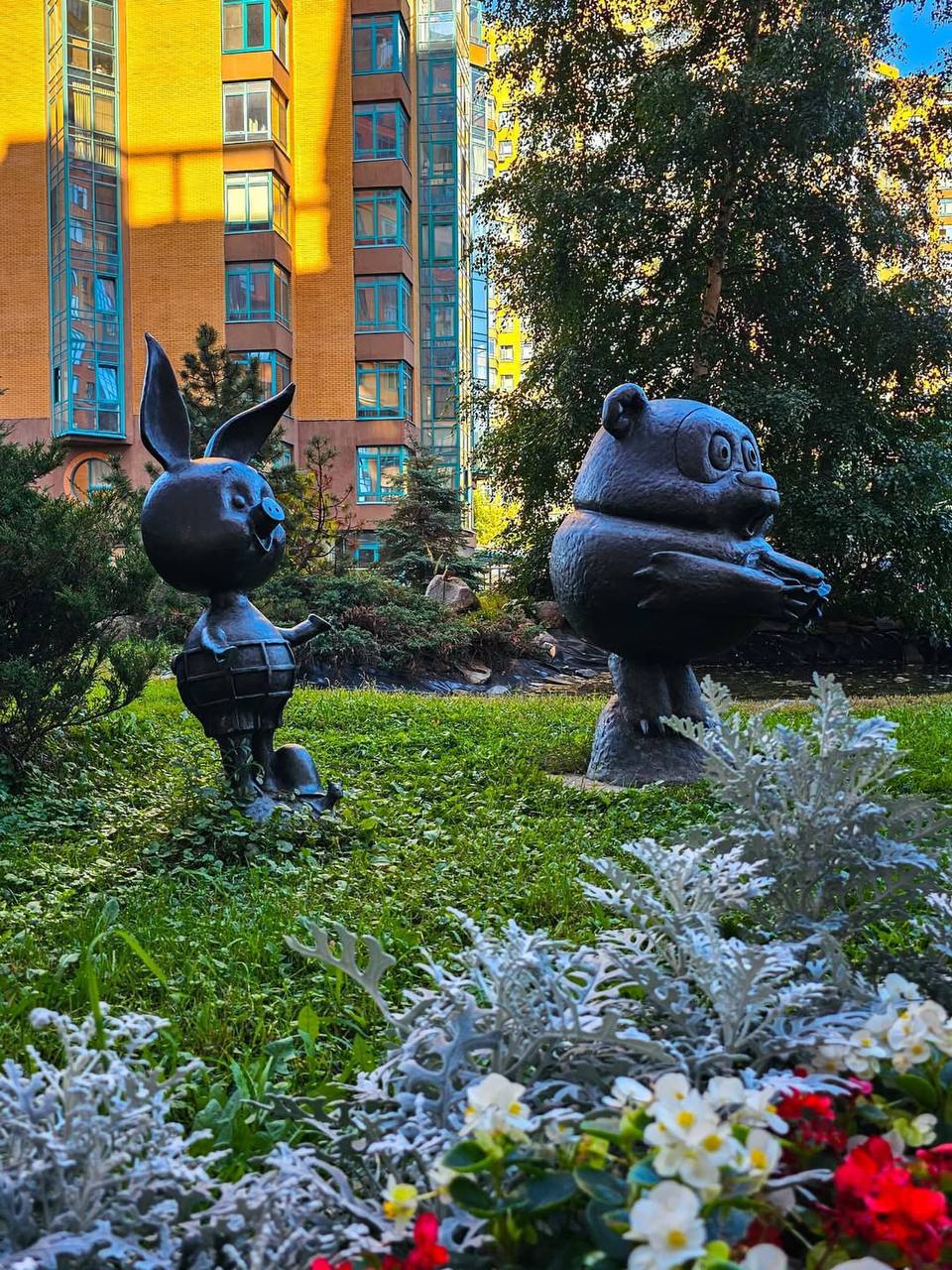 🐻Памятник Винни-Пуху в московском дворе
Во дворе жилого комплекса «Золотые ключи — 2» поселились бронзовые герои любимого мультфильма: Винни-Пух, Пятачок, Иа-Иа и Сова
📍Минская улица, дом 1Г, ЖК «Золо... | Сетка — социальная сеть от hh.ru