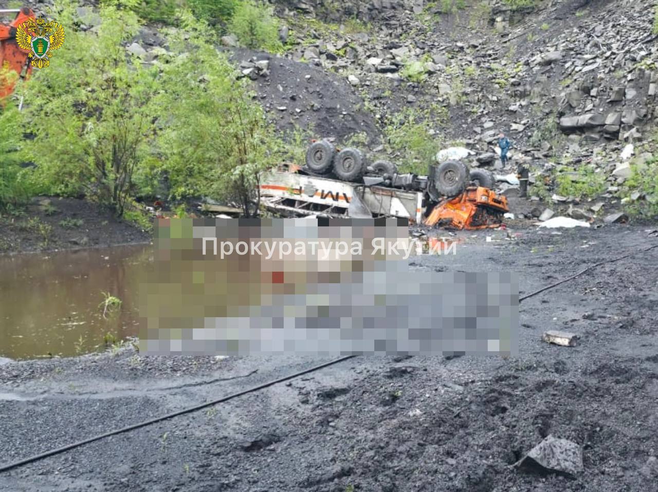 ⚡️В Якутии вахтовый КамАЗ с шахтёрами упал в обрыв, есть погибшие и пострадавшие, — прокуратура региона.
На месте работают экстренные службы, задействованы 36 человек и 10 единиц техники | Сетка — социальная сеть от hh.ru