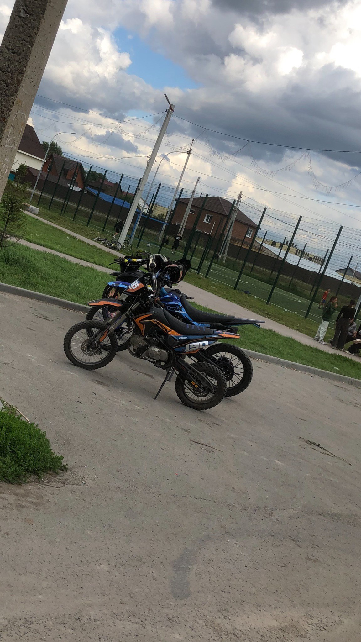 Сходка «умных». Все бы ничего, но рядом с детской площадкой, где играют маленькие дети. А как они туда залетают и летают по Кедровой - это полный пипец.
http://vk.com/ob.gorod?w=wall-100380192529643 | Сетка — социальная сеть от hh.ru