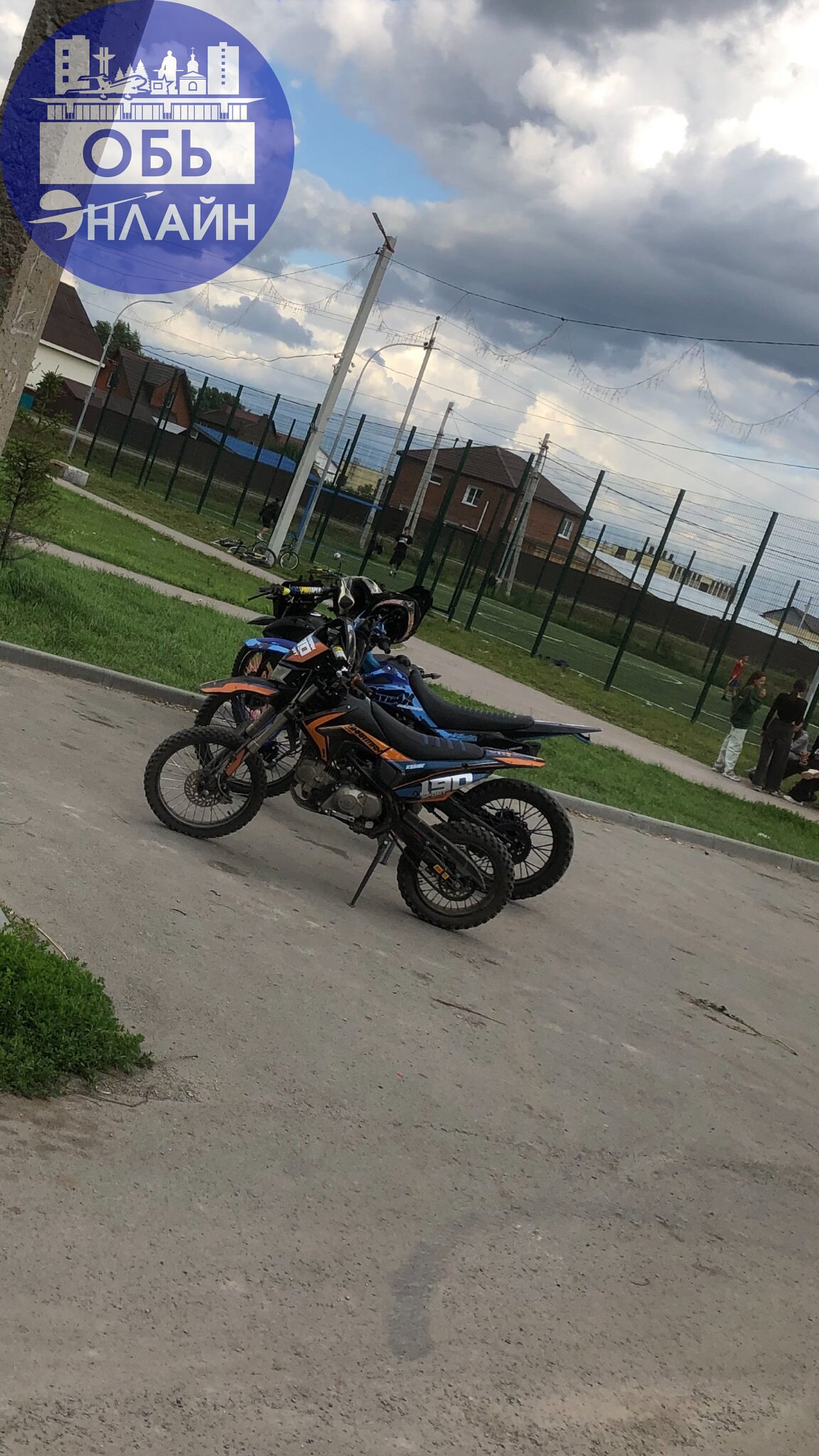↗ Сходка «умных». Все бы ничего, но рядом с детской площадкой, где играют маленькие дети. А как они туда залетают и летают по Кедровой - это полный пипец.
vk.com
Подробнее на https://vk.com/ob | Сетка — социальная сеть от hh.ru
