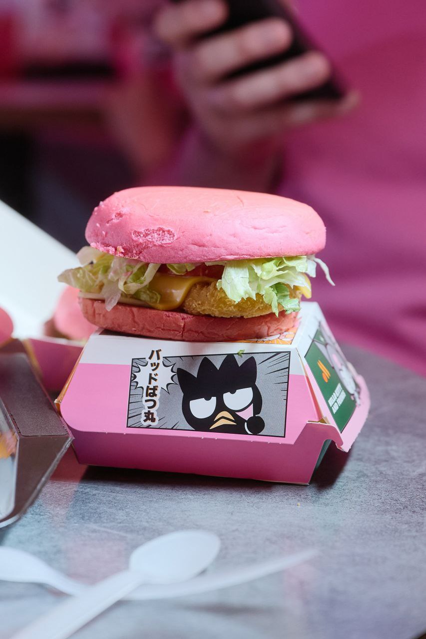 ✨ Коллаба Hello Kitty со Вкусно и точка стартует сегодня! Уже с утра по всей России в ресторанах появятся наборы с Hello Kitty. Это будут новые боксы, мороженка, соусы, но главное — розовый бургер | Сетка — социальная сеть от hh.ru